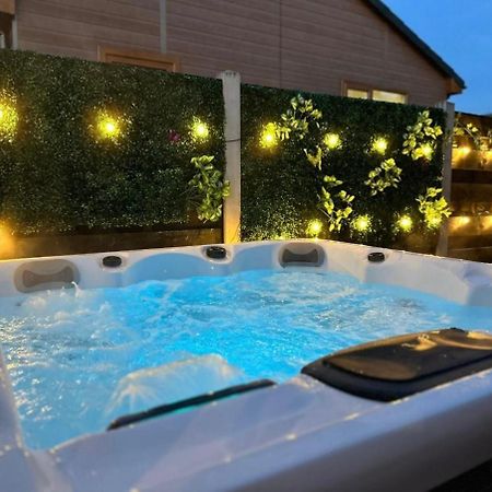 יורק Elder Cabin With Hot Tub מראה חיצוני תמונה